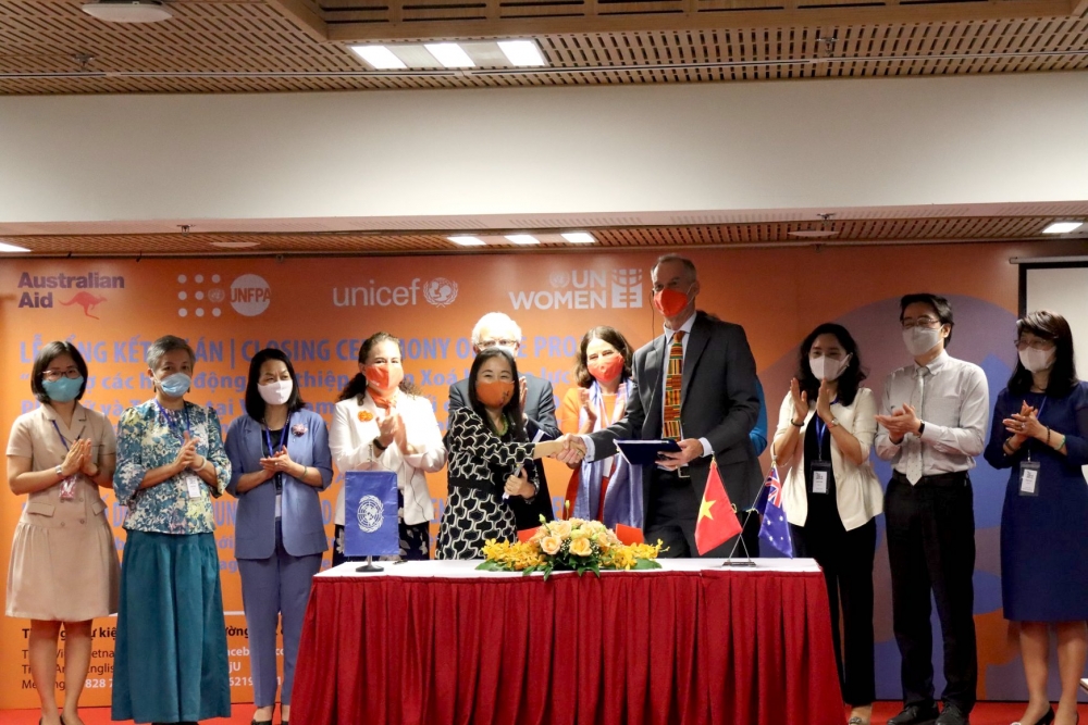 Đại diện các bên thực hiện ký kết tại sự kiện. (Nguồn: UNFPA)