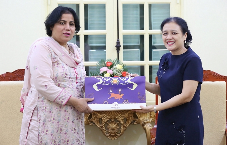 Chủ tịch VUFO Nguyễn Phương Nga và Đại sứ Pakistan tại Việt Nam Samina Mehtab. (Ảnh: Tuấn Việt)