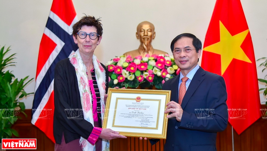 Grete Lochen - nữ Đại sứ Grete Lochen - nữ Đại sứ