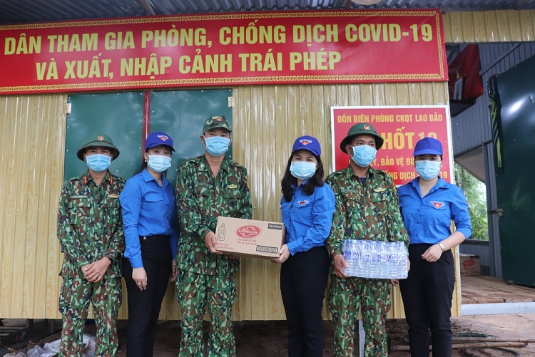 Thăm, tặng quà cho chốt phòng, chống COVID - 19 thuộc Đồn Biên phòng CKQT Lao Bảo. (Ảnh: Báo Quảng trị)