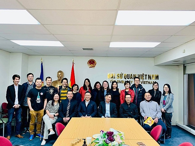 Từ Vinh trong buổi gặp gỡ với cộng đồng người Việt trẻ tại Đại sứ quán Việt Nam ở Wellington, New Zealand.