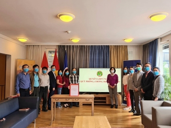 Đại sứ quán Việt Nam tại Thụy Sỹ quyên góp ủng hộ Quỹ phòng, chống dịch COVID-19