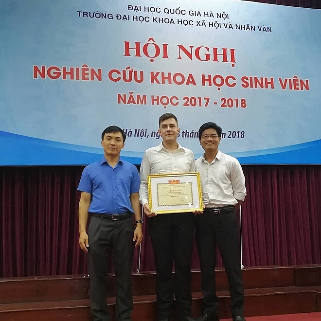 Etienne Mahler - nhận giấy khen giải Nhất nghiên cứu khoa học sinh viên năm học 2017 - 2018.