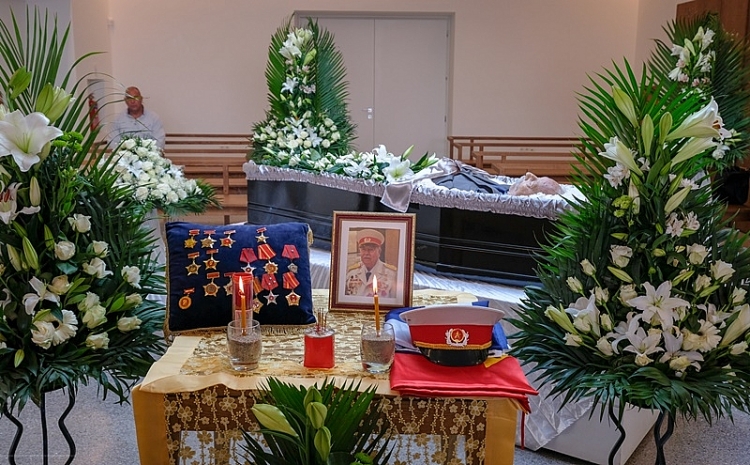 Giờ khắc chia tay, cả căn phòng vang lên tiếng vỗ tay. Gia đình, người thân, những người Việt Nam tại Hy Lạp chia tay ông hào sảng như cách ông từng sống.