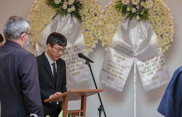 Đại sứ Việt Nam tại Hy Lạp Lê Hồng Trường phát biểu ý kiến tại lễ viếng. (Ảnh do Đại sứ quán Việt Nam tại Hy Lạp cung cấp) 