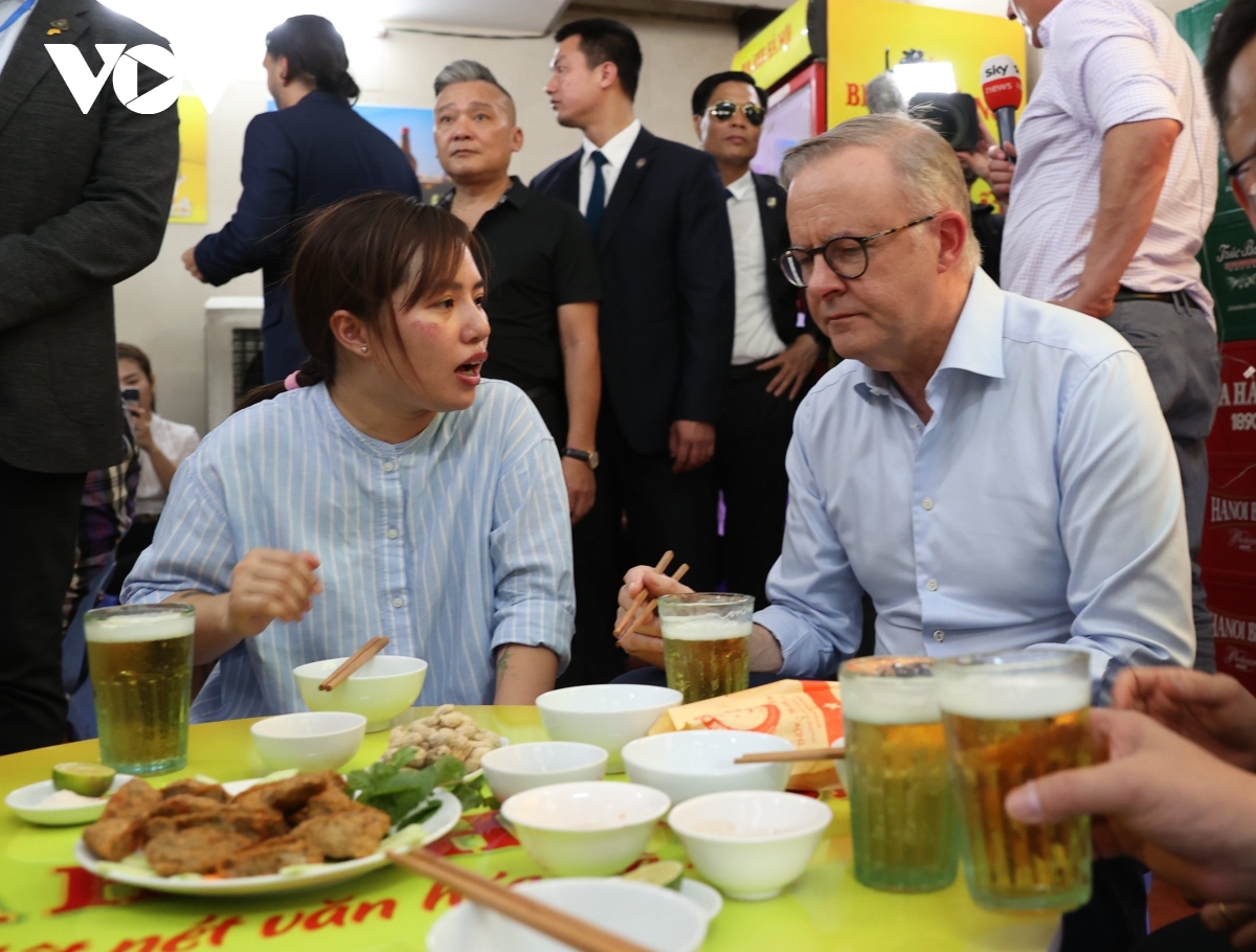 Thủ tướng Australia Anthony Albanese thưởng thức bia hơi giữa ngày hè Hà Nội