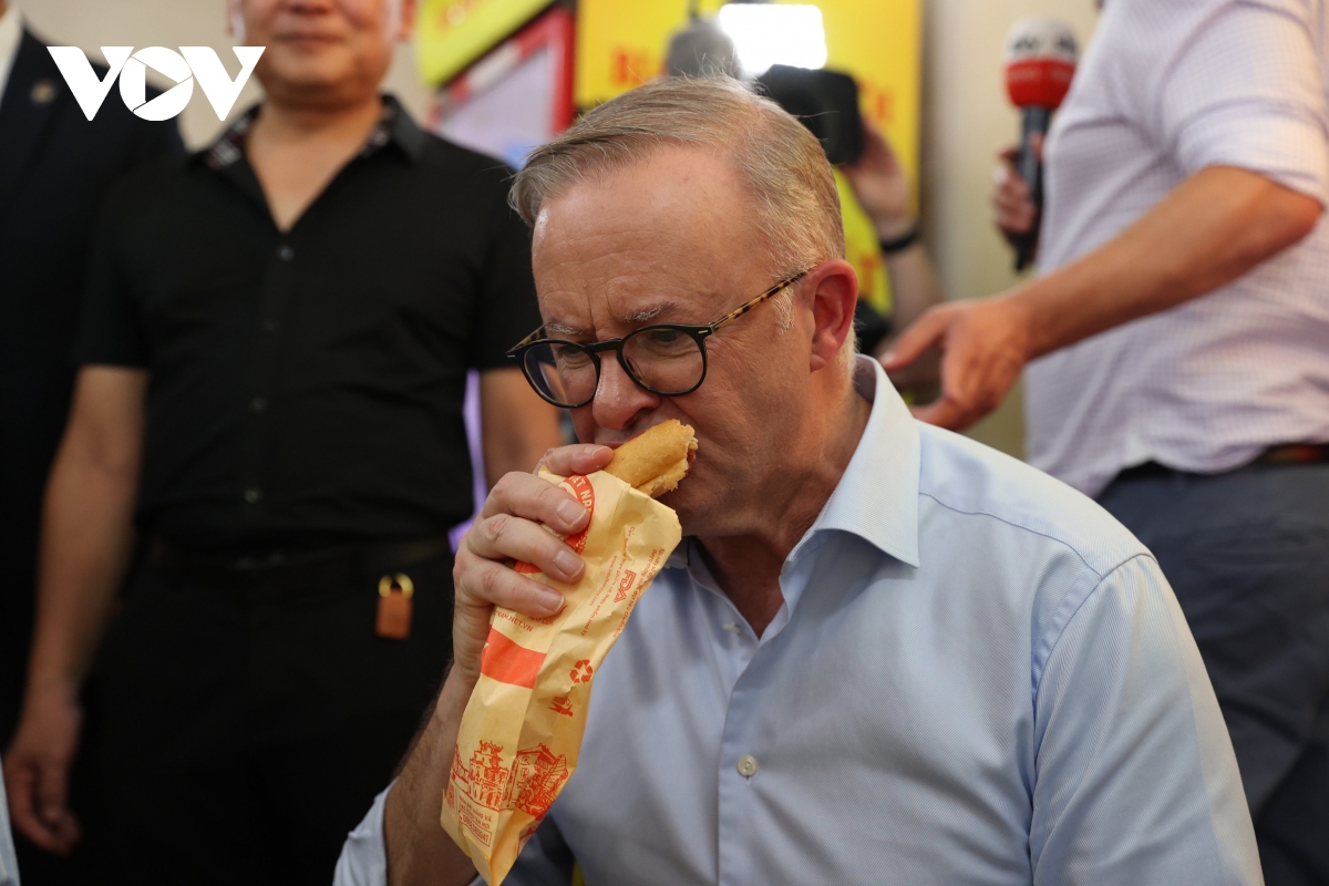 thu tuong australia anthony albanese thuong thuc bia hoi giua ngay he ha noi hinh anh 4