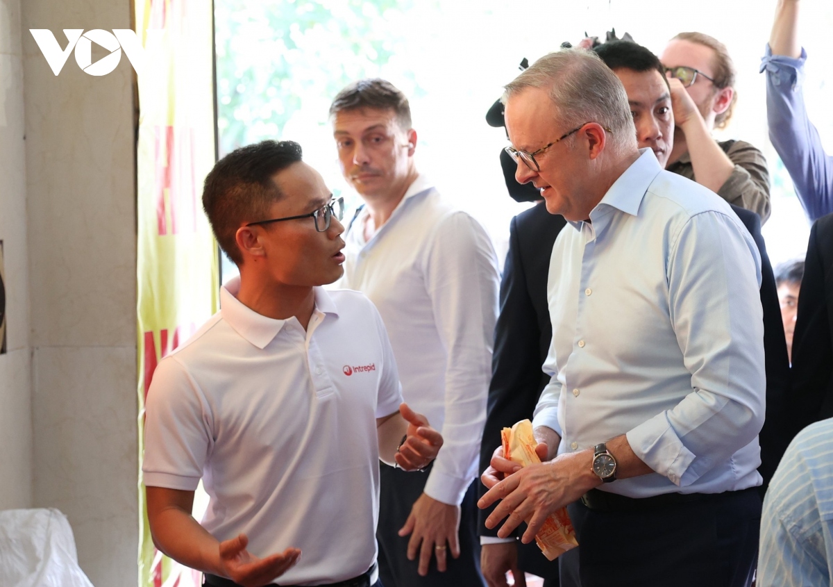 thu tuong australia anthony albanese thuong thuc bia hoi giua ngay he ha noi hinh anh 1