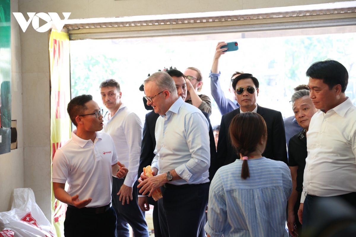thu tuong australia anthony albanese thuong thuc bia hoi giua ngay he ha noi hinh anh 2