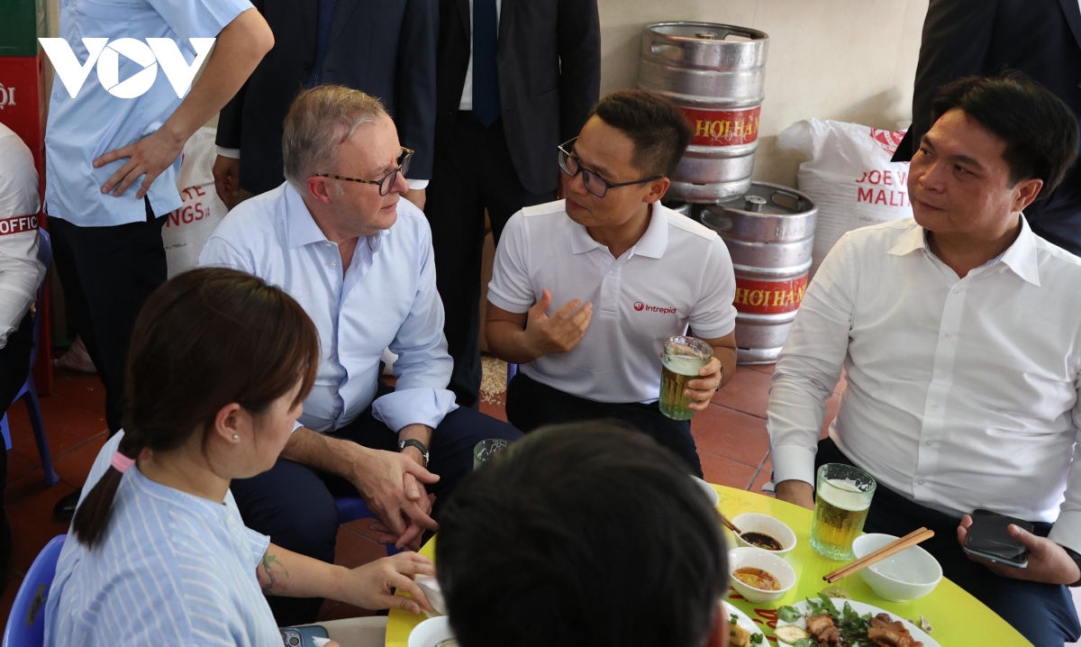 thu tuong australia anthony albanese thuong thuc bia hoi giua ngay he ha noi hinh anh 7