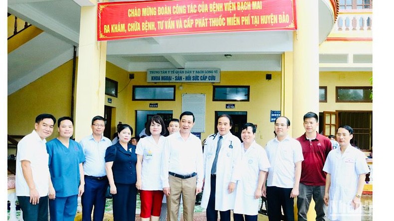 Khám, chữa bệnh và cấp thuốc miễn phí cho gần 500 người dân đảo Bạch Long Vĩ ảnh 2