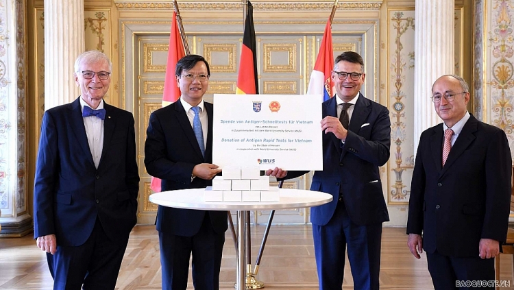 Tổng Lãnh sự Việt Nam tại Frankfurt Lê Quang Long và các đại biểu tại lễ trao tặng 160.000 bộ kít xét nghiệm nhanh COVID-19 cho Việt Nam