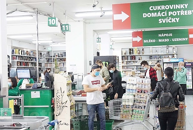 Doanh nghiệp Việt tại Séc vượt khó cùng cộng đồng chống COVID-19 | Người Việt bốn phương | Vietnam+ (VietnamPlus)
