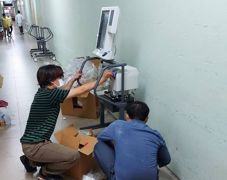 Các máy thở hiện đại do VPBank tài trợ đều được lắp đặt và kiểm tra trước khi chỉnh thức bàn giao.