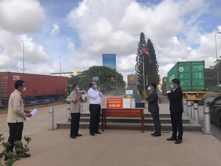 Liên hiệp Hữu nghị Đồng Tháp, Đồng Nai, Bình Dương hỗ trợ hội viên và bạn bè quốc tế chống dịch COVID-19