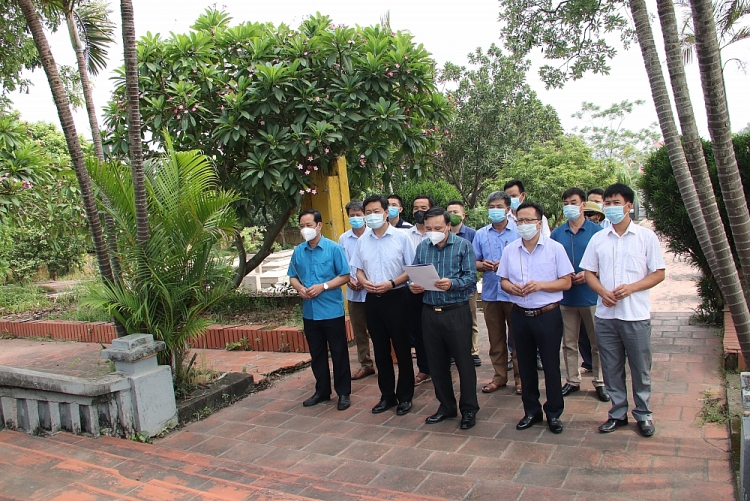 Đoàn viếng nghĩa trang liệt sỹ quân tình nguyện Trung Quốc tại xã Đào Mỹ, huyện Lạng Giang