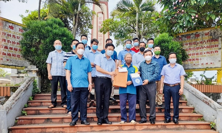 Liên hiệp Hữu nghị tỉnh, Hội Hữu nghị Việt Nam – Trung Quốc tỉnh và đại diện Công ty TNHH Luxshare – ICT đã trao quà cho ông Dương Quang Kiến.