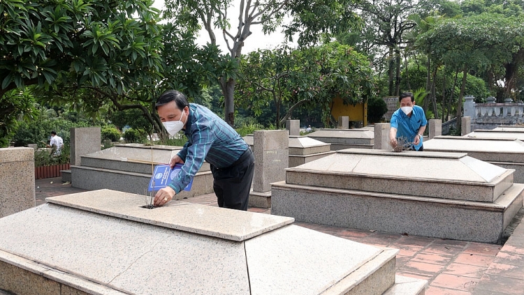 Các đại biểu thắp hương trên các phần mộ