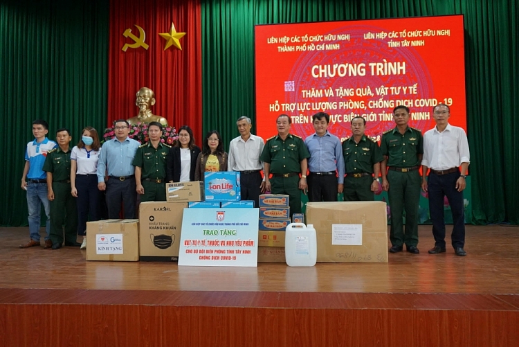 lien hiep cac to chuc huu nghi tphcm tang qua ho tro bo doi bien phong tinh tay ninh chong dich covid 19