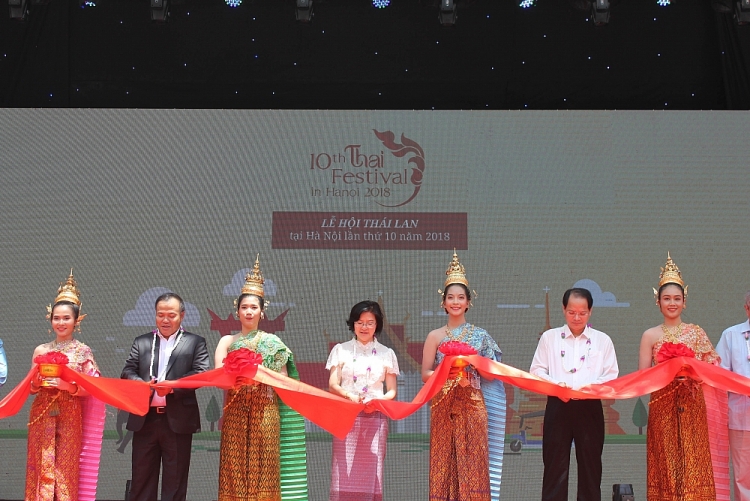 Ngày 15/9/2018, tại Quảng  trường Lý Thái Tổ (Hà Nội),  Đại sứ quán Thái Lan tổ chức  “Lễ hội Thái Lan thường niên  lần thứ 10, năm 2018”. Tham dự có ông Vũ Hồng Nam -  Thứ trưởng Bộ Ngoại giao; ông Tạ Quang Ngọc - Chủ tịch Hội  Hữu nghị Vi