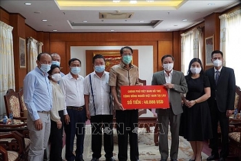 Chính phủ Việt Nam trao 40.000 USD hỗ trợ kiều bào tại Lào chống dịch COVID-19