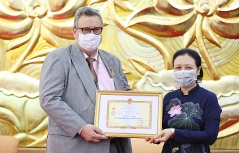 Trao kỷ niệm chương 