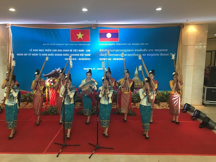Khai mạc Triển lãm ảnh về quan hệ hợp tác Lào - Việt Nam nhân kỷ niệm Quốc khánh Việt Nam 2/9