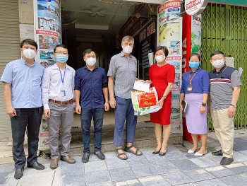 HAUFO hỗ trợ người dân và bạn bè quốc tế gặp khó khăn do dịch COVID-19 trên địa bàn Hà Nội