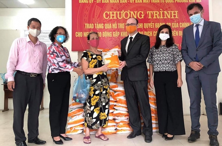 Đại sứ Marinela Petkova bày tỏ hy vọng món quà có thể giúp người dân trên địa bàn vơi bớt phần nào những gánh nặng trong cuộc sống