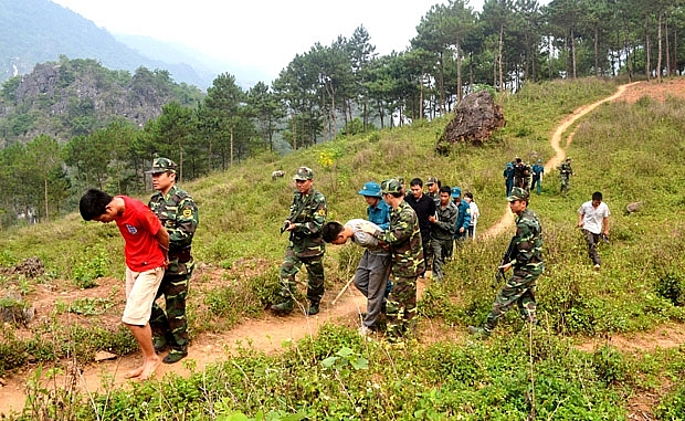 Lực lượng chức năng diễn tập xử trí tình huống mua, bán người tại thôn Giang Nam, xã Thanh Thủy (Vị Xuyên).