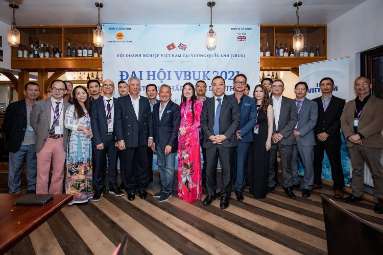 Đại sứ Nguyễn Hoàng Long cùng BCH VBUK nhiệm kỳ 2021-2026