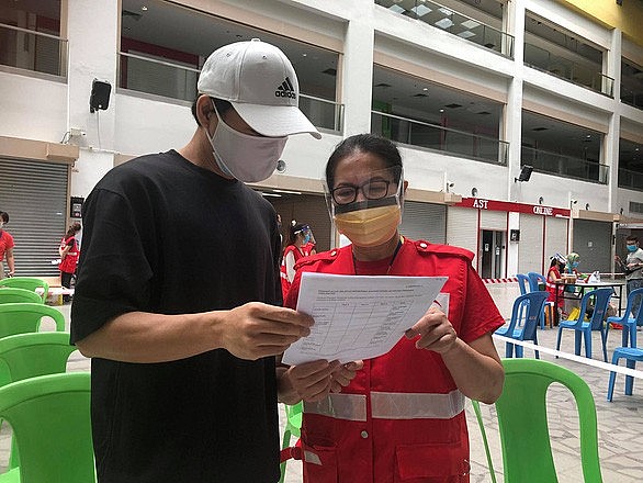 Đại sứ quán Việt Nam tại Malaysia trao hơn 100 phần quà cho người Việt ở Malaysia