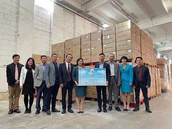 Cộng đồng người Việt tại Hungary chung tay ủng hộ quê hương chống dịch