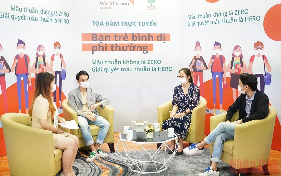 Các khách mời thảo luận để giúp trẻ em xử lý mâu thuẫn trong trường học và trên môi trường mạng.