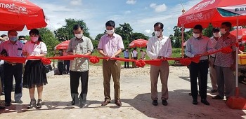 cong dong nguoi viet gop suc xay dung cau huu nghi tai tinh kampot campuchia