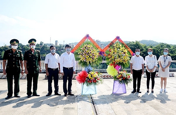 0826 ngoayi giao 1 1