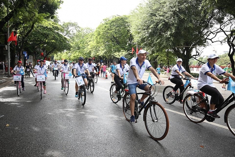 Gần 400 đại biểu tham gia 