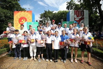 Gần 400 đại biểu tham gia 