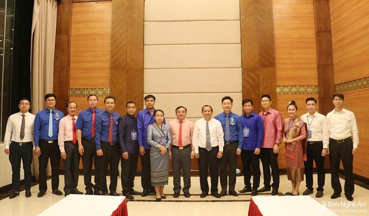 Các đại biểu chụp ảnh lưu niệm. (Ảnh: Báo Nghệ An)