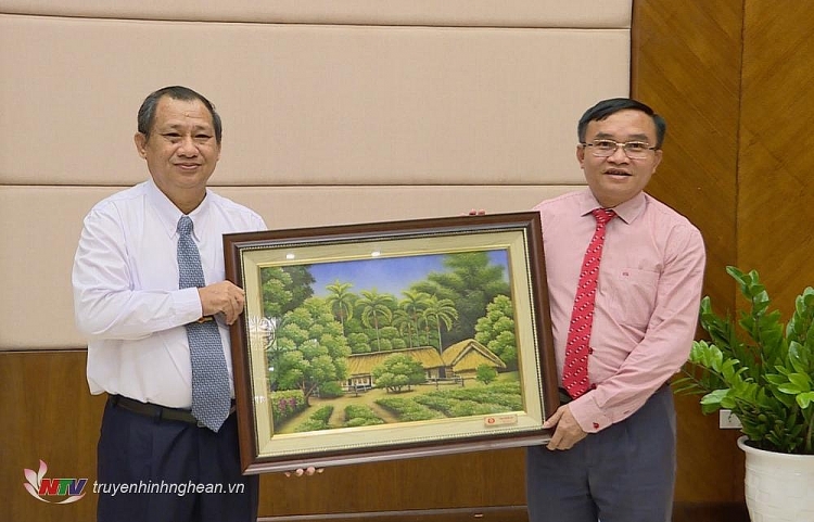 Lãnh đạo tỉnh Nghệ An tặng quà lưu niệm cho Đoàn đại biểu thanh niên Lào. (Ảnh: Truyền hình Nghệ An)