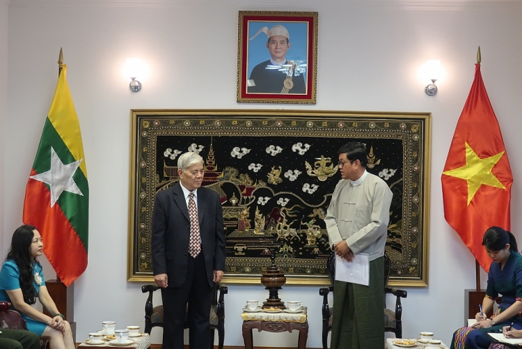 Hội hữu nghị Việt Nam - Myanmar tặng nhân dân nước bạn hơn 540 triệu đồng và vật tư y tế chống dịch COVID-19