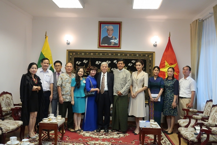 Các đại biểu chụp ảnh lưu niệm tại buổi trao quà.