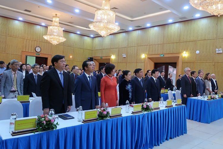 Các đại biểu thực hiện nghi thức chào cờ hai nước tại buổi lễ.