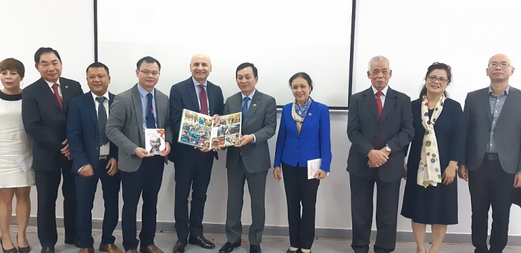 Các đại biểu chụp ảnh lưu niệm tại buổi lễ.