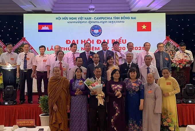 Phó chủ tịch UBND tỉnh Nguyễn Hòa Hiệp tặng hoa chúc mừng Ban Chấp hành Hội hữu nghị Việt Nam – Campuchia tỉnh Đồng Nai lần thứ II, nhiệm kỳ 2020 – 2025 ra mắt tại Đại hội.