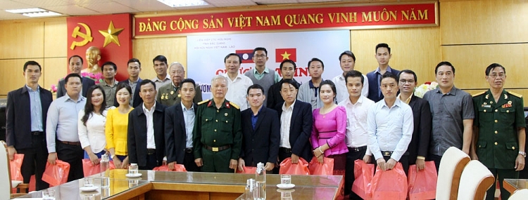 Các đại biểu tham gia chương trình chụp ảnh lưu niệm.