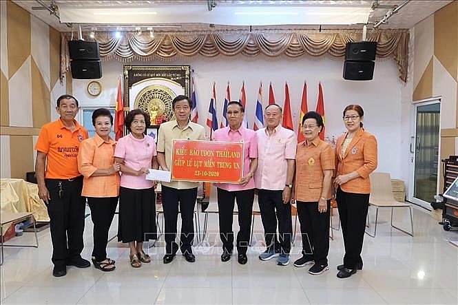 Cộng đồng người Việt tại Singapore, Thái Lan và Séc hướng về miền Trung