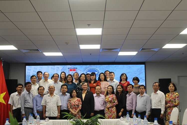 Các đại biểu chụp ảnh lưu niệm tại hội nghị.