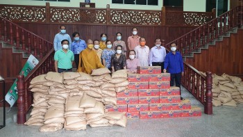 Phật tử người Việt ở chùa Phật Tích Vientiane tặng 200 phần quà cho người dân Lào gặp khó khăn