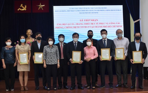 Chủ tịch Ủy ban MTTQ Việt Nam TPHCM Tô Thị Bích Châu trao thư cảm ơn cho các tổ chức cá nhânChủ tịch Ủy ban MTTQ Việt Nam TPHCM Tô Thị Bích Châu trao thư cảm ơn cho các tổ chức cá nhân ủng hộ công tác phòng chống dịch COVID-19.